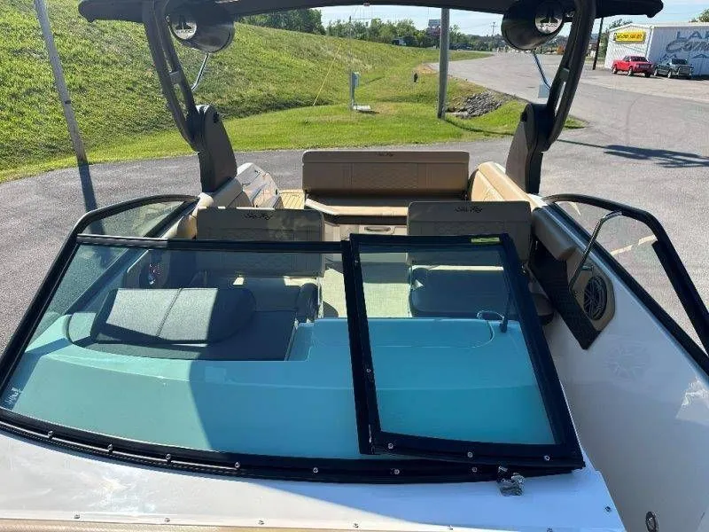 Slide: The Image of 2019 Sea Ray SDX 250 boat cockpit view outdoors. - 37