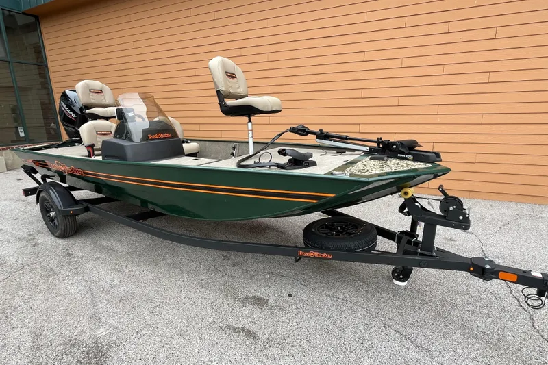 Slide: The Image of Tracker Bass Tracker Classic Limited 2026 - 2