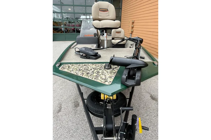 Slide: The Image of Tracker Bass Tracker Classic Limited 2026 - 3