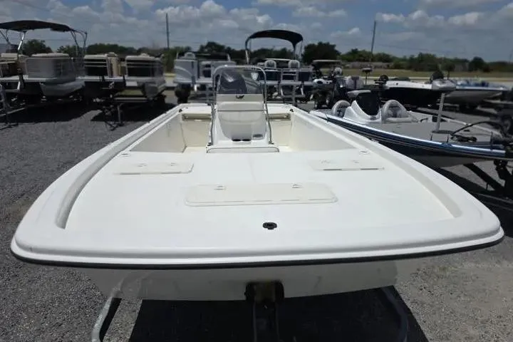 Slide: The Image of 2017 Mako Pro Skiff 21 CC boat displayed in outdoor showroom. - 8