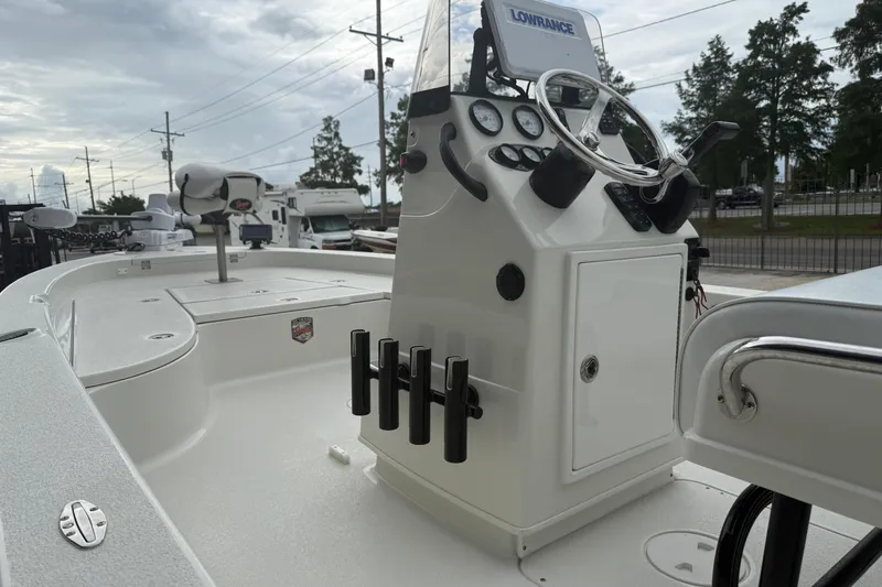 Slide: The Image of 2007 Ranger 2200 Bay Ranger boat with steering console and fishing rod holders. - 10