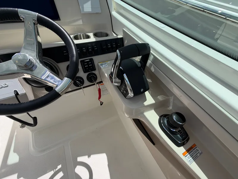 Slide: The Image of Boston Whaler 280 Vantage 2027 - 31