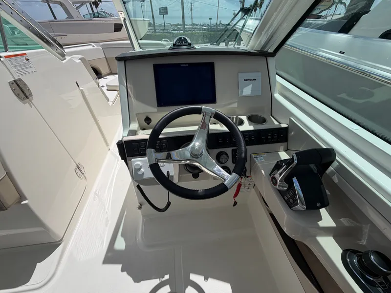 Slide: The Image of Boston Whaler 280 Vantage 2027 - 29