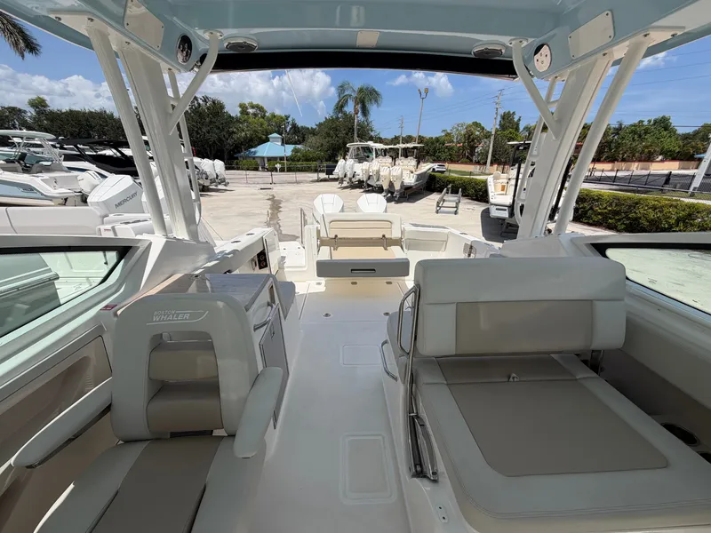 Slide: The Image of Boston Whaler 280 Vantage 2027 - 33