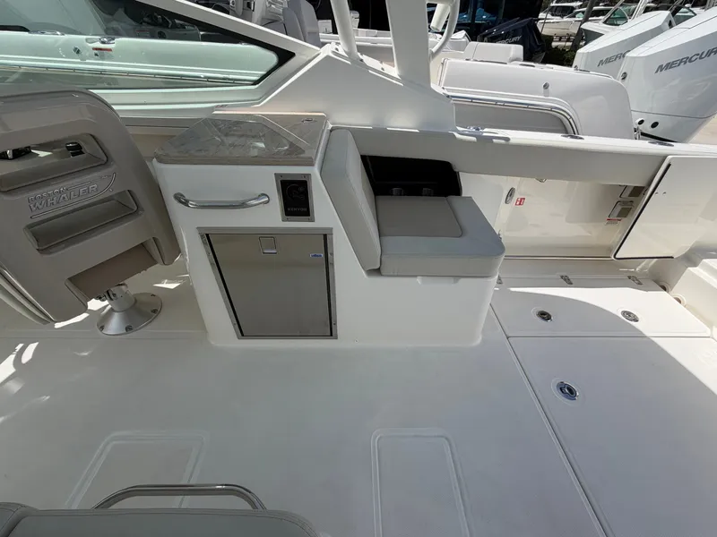 Slide: The Image of Boston Whaler 280 Vantage 2027 - 22