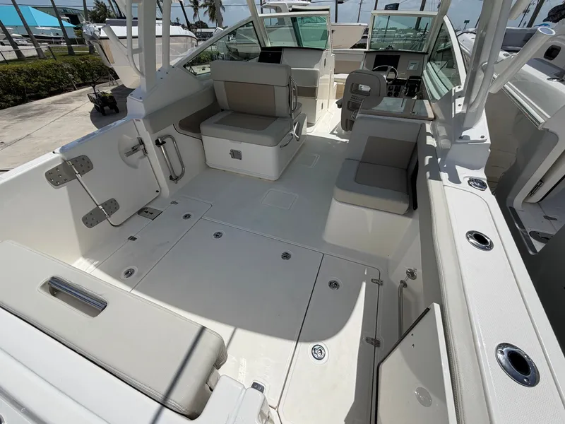 Slide: The Image of Boston Whaler 280 Vantage 2027 - 15