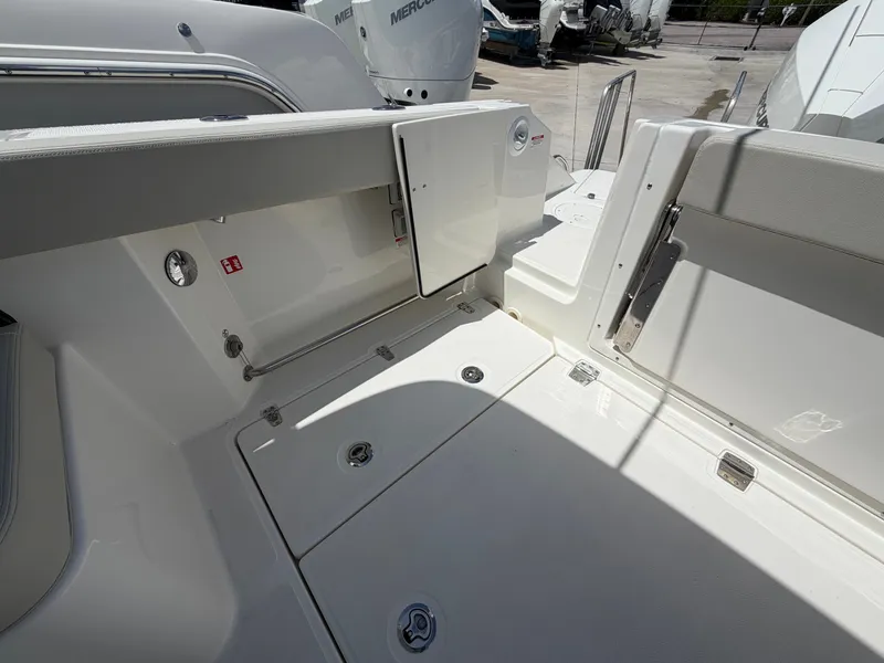 Slide: The Image of Boston Whaler 280 Vantage 2027 - 18
