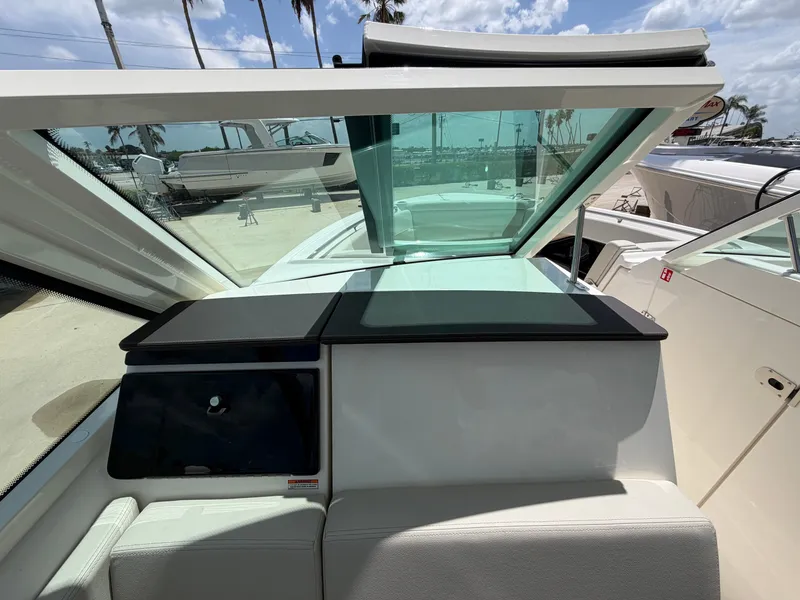 Slide: The Image of Boston Whaler 280 Vantage 2027 - 35