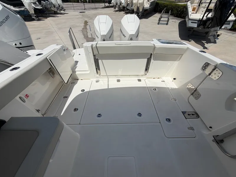 Slide: The Image of Boston Whaler 280 Vantage 2027 - 16