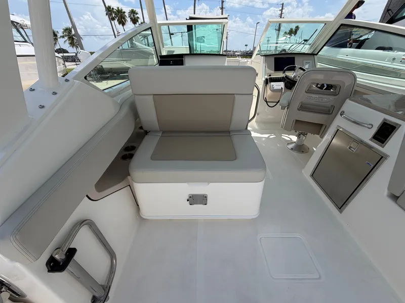 Slide: The Image of Boston Whaler 280 Vantage 2027 - 20