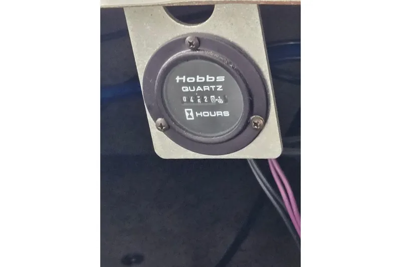 Slide: The Image of Hour meter on 2001 Four Winns 230 Horizon boat, displaying 420.4 hours. - 20