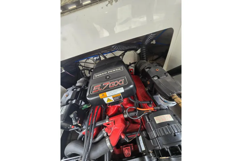 Slide: The Image of Volvo Penta 5.7 GXI engine in 2001 Four Winns 230 Horizon boat. - 22