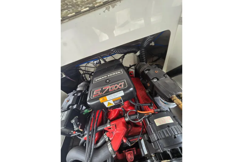 Slide: The Image of Volvo Penta 5.7 GXI engine in 2001 Four Winns 230 Horizon boat. - 31