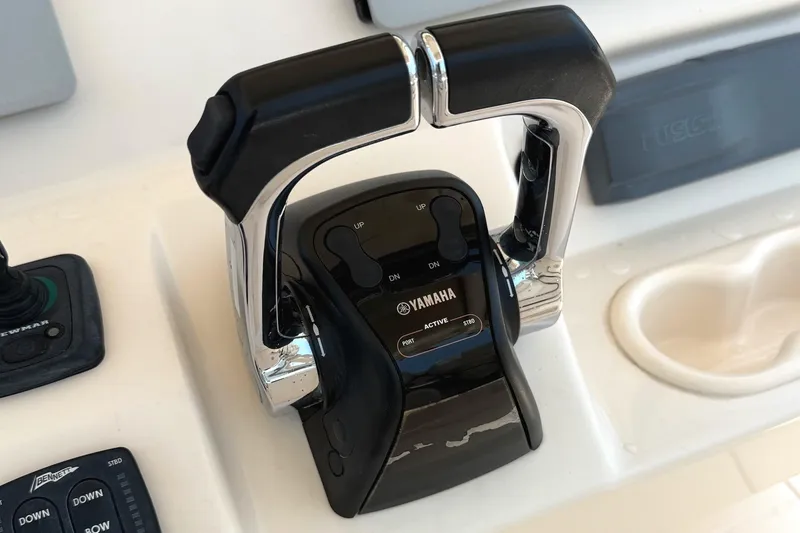 Slide: The Image of Yamaha throttle control on 2018 Grady-White Canyon 306 boat dashboard. - 20