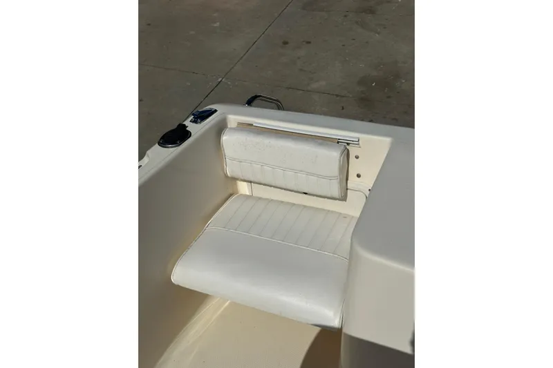 Slide: The Image of White seat on 2005 Sea Hunt Triton 186 boat, featuring clean upholstery and sleek design. - 19