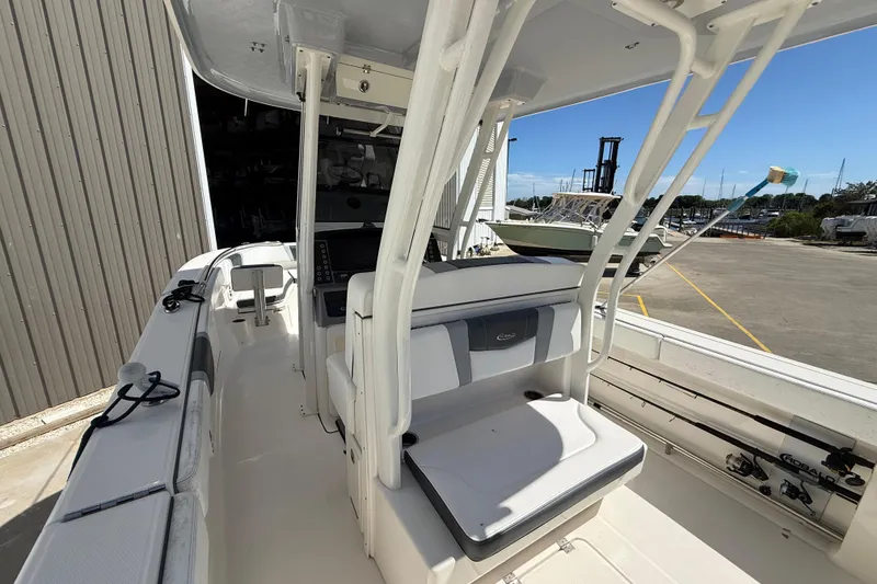 Slide: The Image of Robalo R272 Center Console 2021 - 4