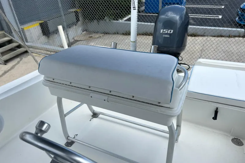 Slide: The Image of 2004 HYDRASPORT 20 boat interior with Yamaha 150 outboard motor, featuring a cushioned seat. - 7