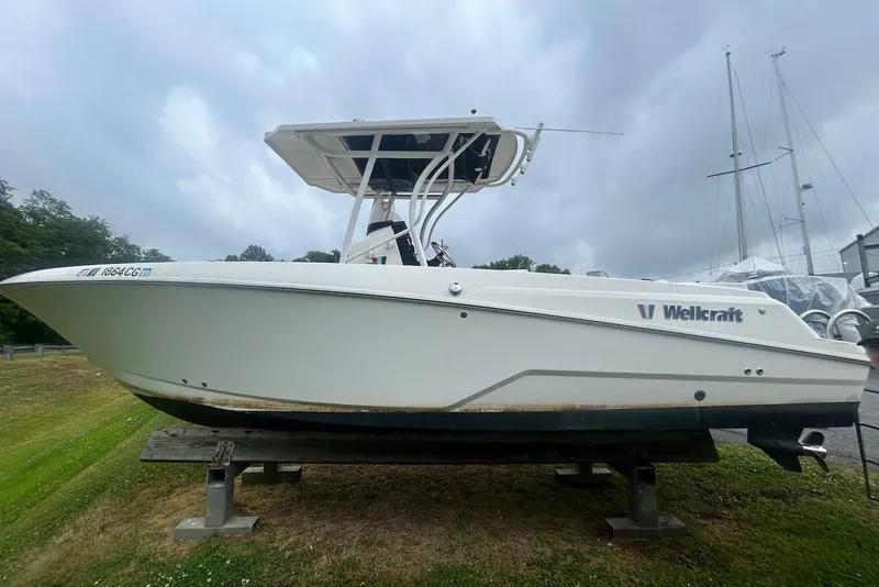 The Image of 2016 Wellcraft 242 Fisherman boat on display, side view with cloudy sky background. - 0