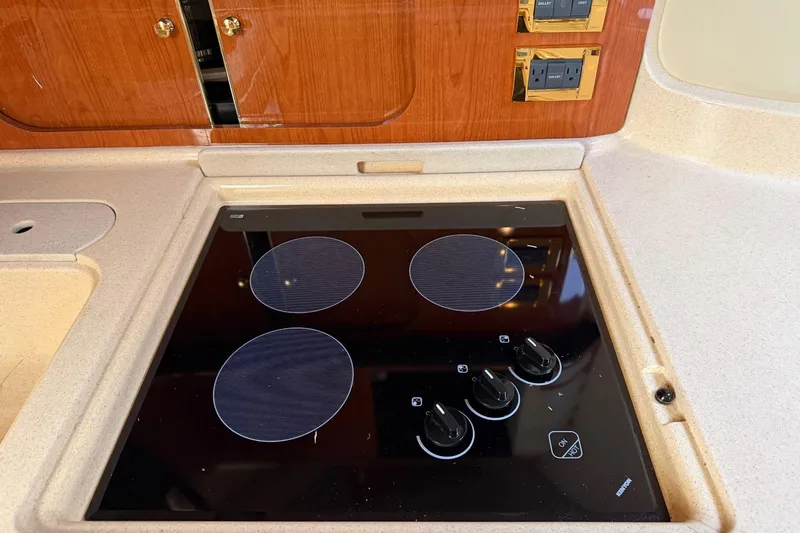 Slide: The Image of Stovetop in 2000 Sea Ray Sundancer 460 yacht kitchen, featuring sleek design and modern controls. - 30