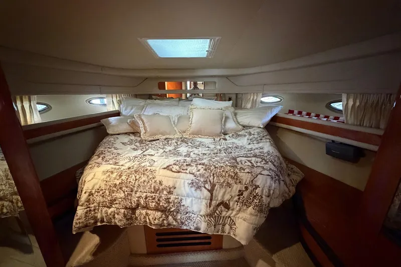 Slide: The Image of Luxurious cabin interior of 2000 Sea Ray Sundancer 460 yacht with cozy bedding. - 35
