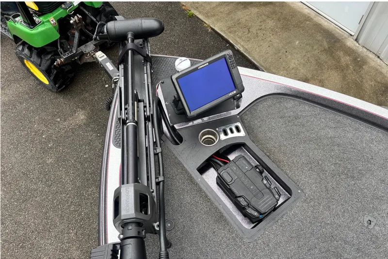 Slide: The Image of 2019 Ranger Z521L boat deck with Lowrance fishfinder and trolling motor. - 5