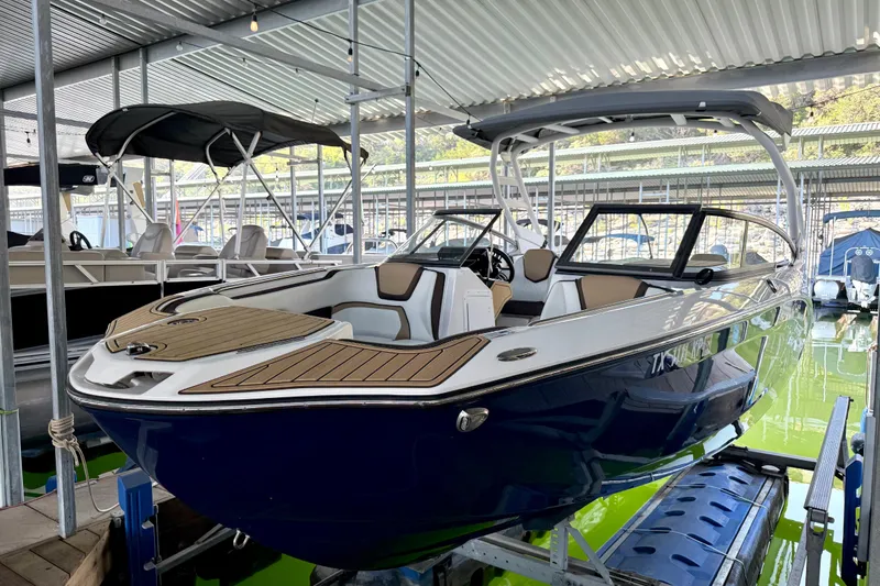 Slide: The Image of 2022 Yamaha Boats 252SD in marina, featuring sleek design and modern amenities. - 10