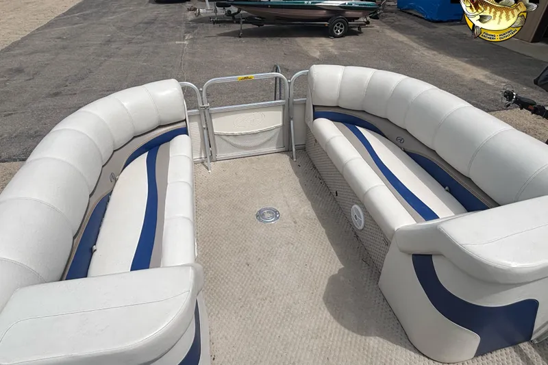 Slide: The Image of 2008 Avalon Paradise 20' pontoon boat with spacious seating and elegant design. - 7