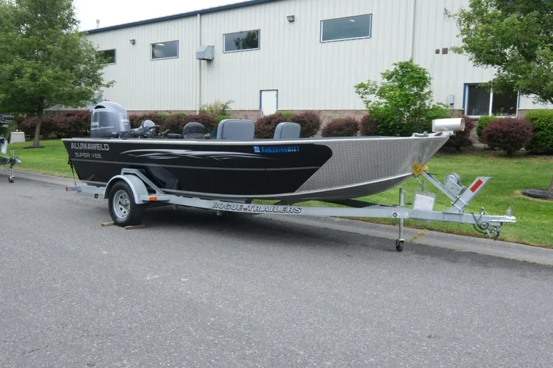 The Image of 2021 Alumaweld Super Vee 20 boat on trailer, parked outdoors near a building. - 1