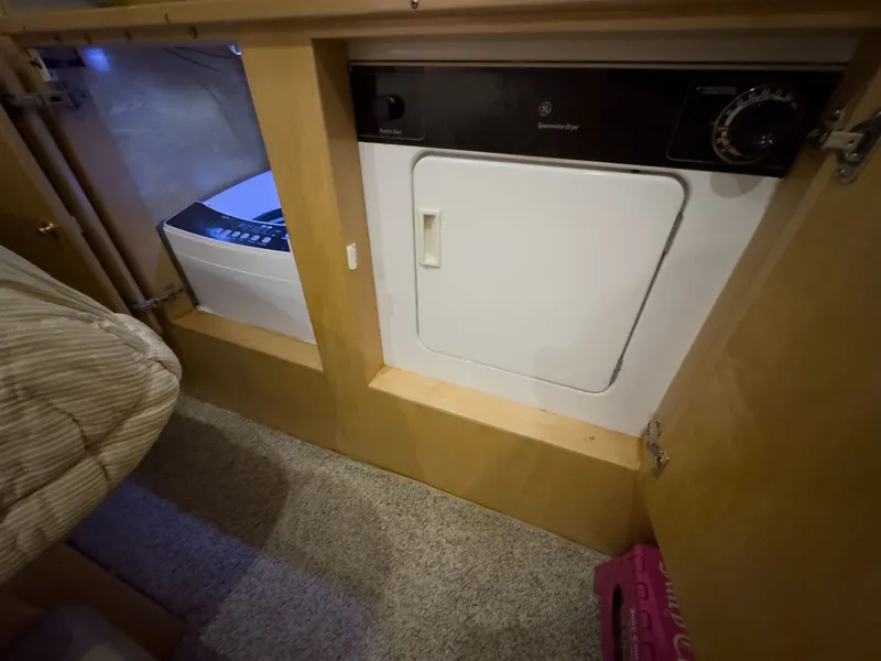 Slide: The Image of Washer and dryer in Navigator 5300 RV, year 1999. - 17