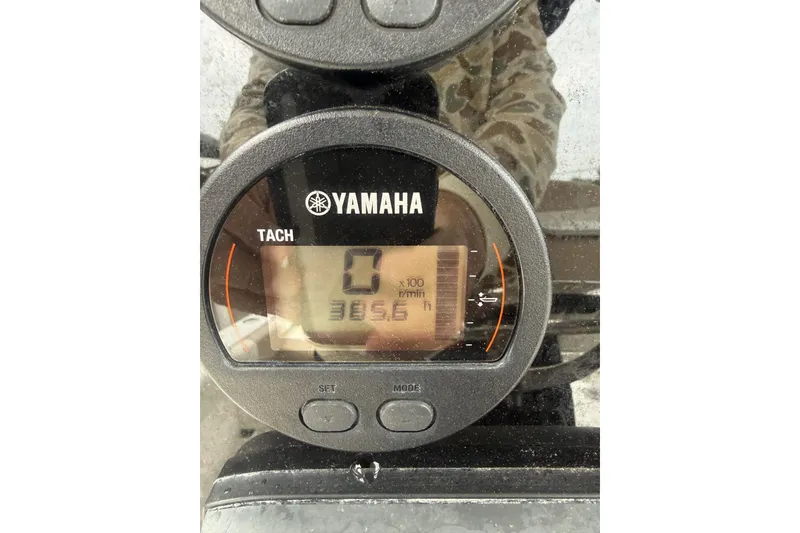 Slide: The Image of Yamaha tachometer displaying zero RPM on Parker 21 Special Edition, 2019 model. - 4