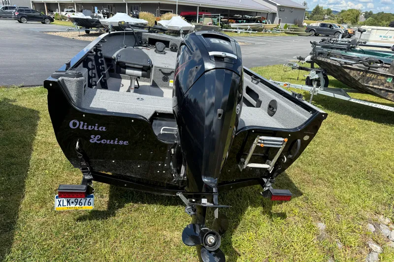Slide: The Image of 2018 Crestliner 1650 Fish Hawk SC boat with outboard motor, parked on grass. - 8