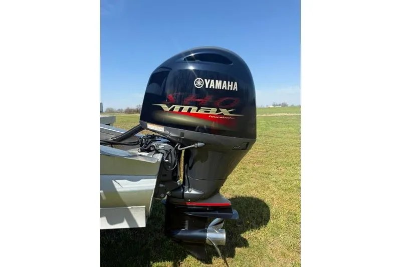 Slide: The Image of Yamaha VMAX outboard motor on 2022 Veranda Vista View22RC TT boat. - 3