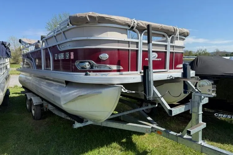 The Image of 2016 Princecraft Vectra 21 pontoon boat on trailer, parked on grass under clear blue sky. - 0