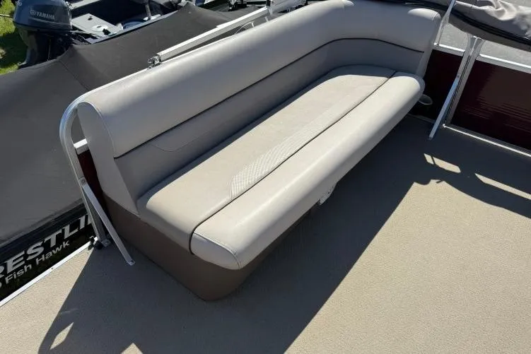 Slide: The Image of 2016 Princecraft Vectra 21 boat with beige seating on deck. - 3