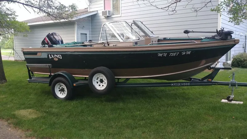 The Image of 1998 Lund 1900 Tyee boat on trailer in yard. - 0