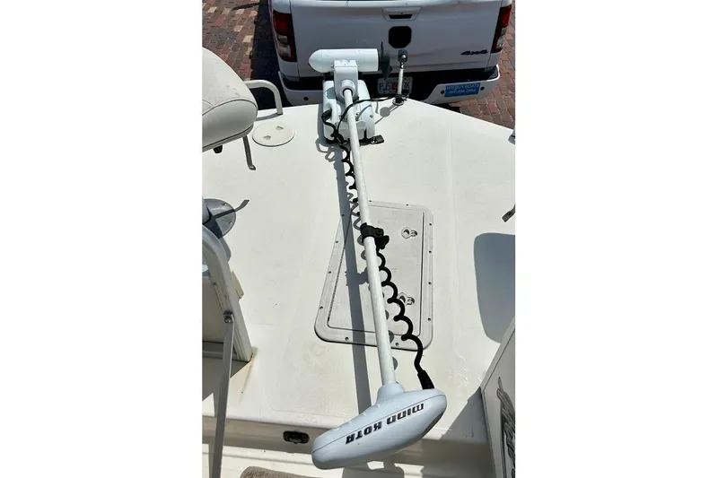Slide: The Image of 2008 Hurricane FunDeck 226 RE boat with Minn Kota trolling motor on deck. - 17