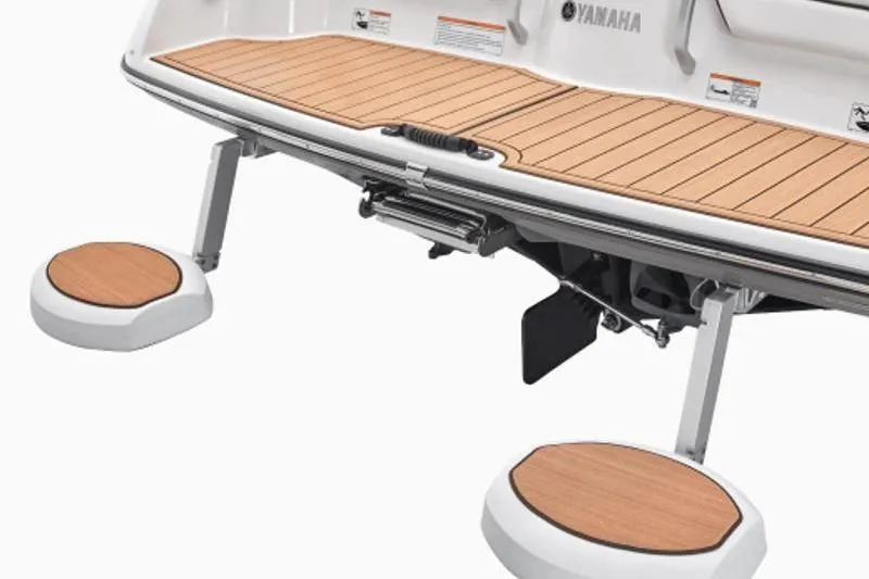 Slide: The Image of 2023 Yamaha Boats 252SE swim platform with teak-style decking and retractable seats. - 7