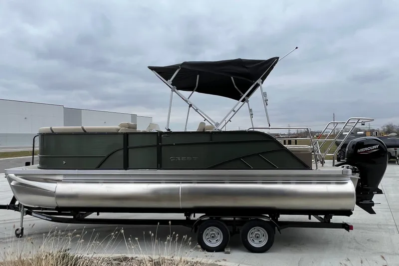 Slide: The Image of 2024 Crest Classic LX 220 SLRC pontoon boat with canopy on trailer. - 5