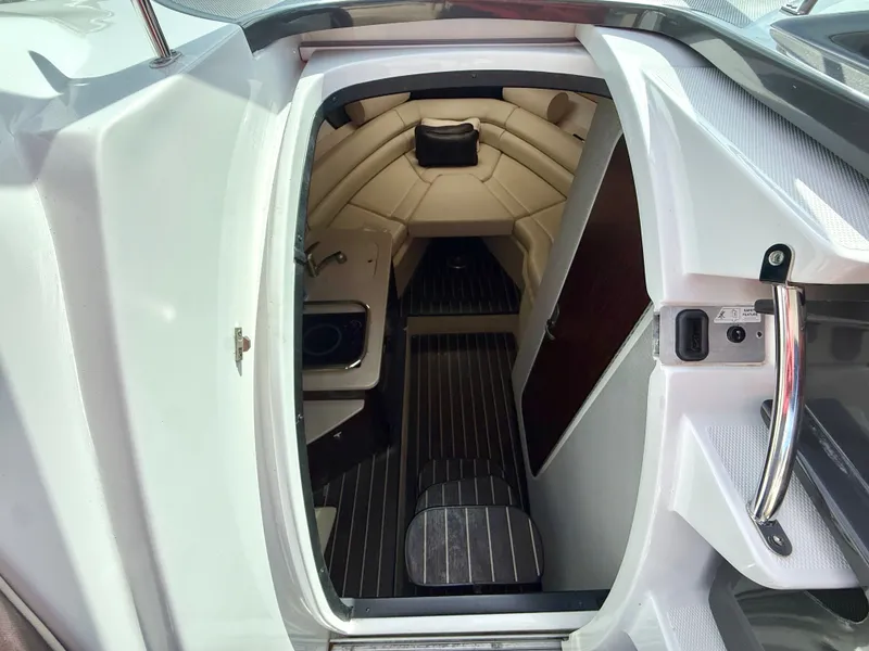 Slide: The Image of Interior of 2019 Monterey SPORT YACHT 295 cabin. - 14