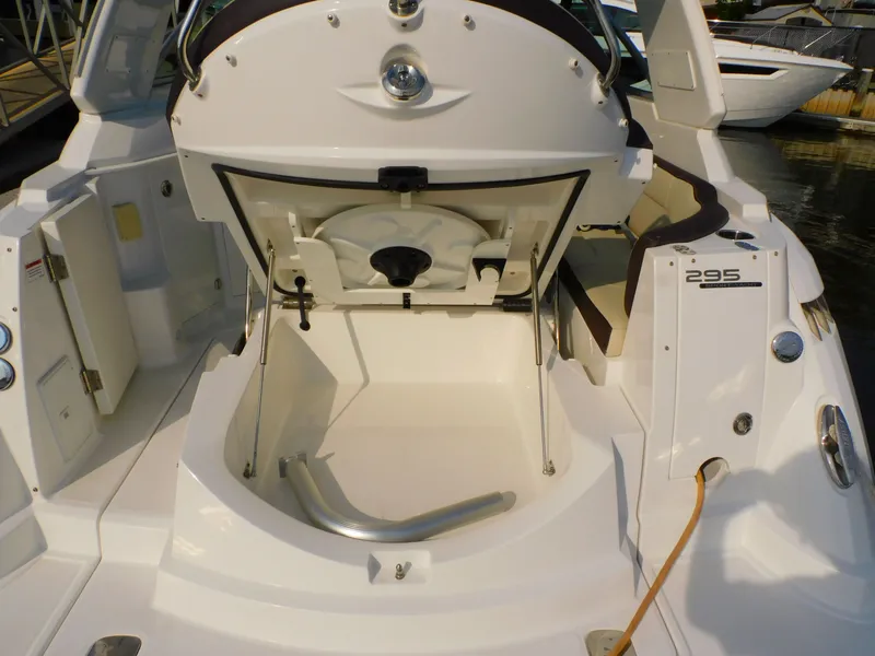 Slide: The Image of Rear view of 2019 Monterey SPORT YACHT 295. - 22