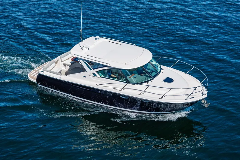 Slide: The Image of 2018 Tiara Yachts 31 -Looking muscular yet refined. At hope on the Lake or on the Mediterranean. - 5