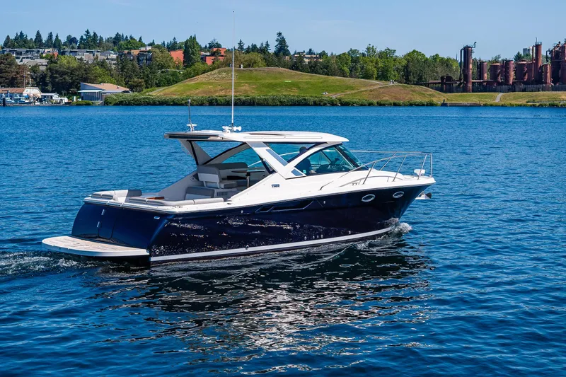 Slide: The Image of 2018 Tiara Yachts 31 Starboard Profile - 7