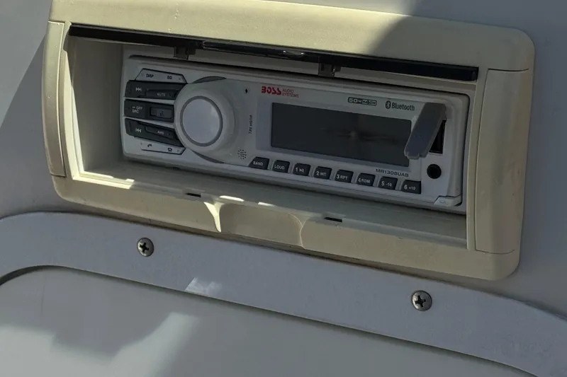 Slide: The Image of Boat stereo system on a 2003 Four Winns 214 Funship, featuring Bluetooth connectivity. - 29