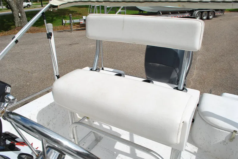 Slide: The Image of White seating on a 2007 Blue Wave 180 V-Bay boat, parked on pavement. - 18