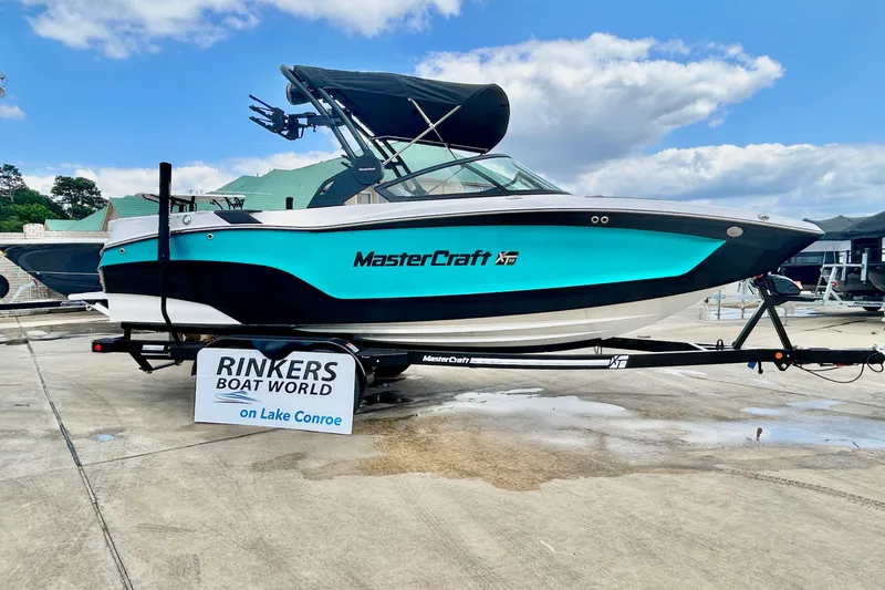 The Image of 2026 MasterCraft XT22 boat at Rinkers Boat World. - 1