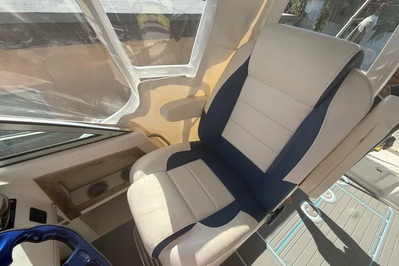 Slide: The Image of Captain's chair on 1996 Grady-White Sailfish 272 boat, featuring blue and white upholstery. - 44
