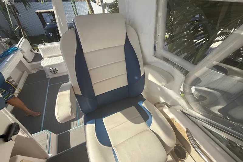Slide: The Image of Captain's chair on 1996 Grady-White Sailfish 272 boat, featuring blue and white upholstery. - 45