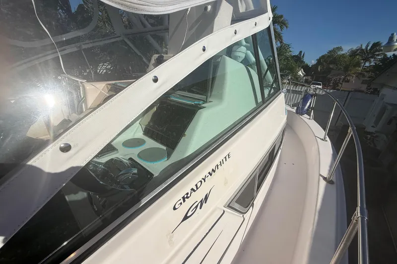 Slide: The Image of 1996 Grady-White Sailfish 272 boat, side view with cockpit and railing details. - 90