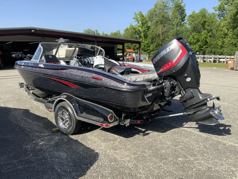 Slide: The Image of 2018 Ranger 1850MS Reata boat with Evinrude motor. - 9
