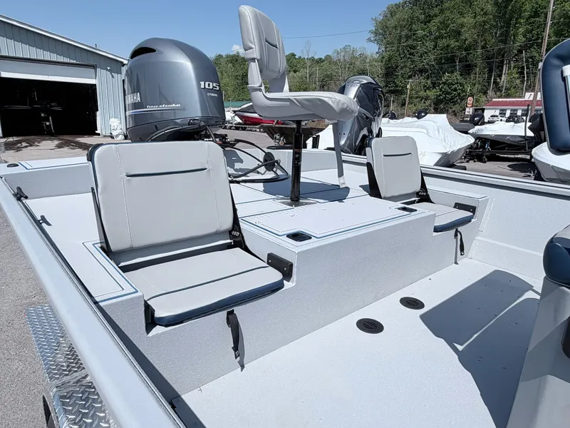 Slide: The Image of 2026 G3 Gator Tough 20CCJ DLX boat with Yamaha engine. - 32